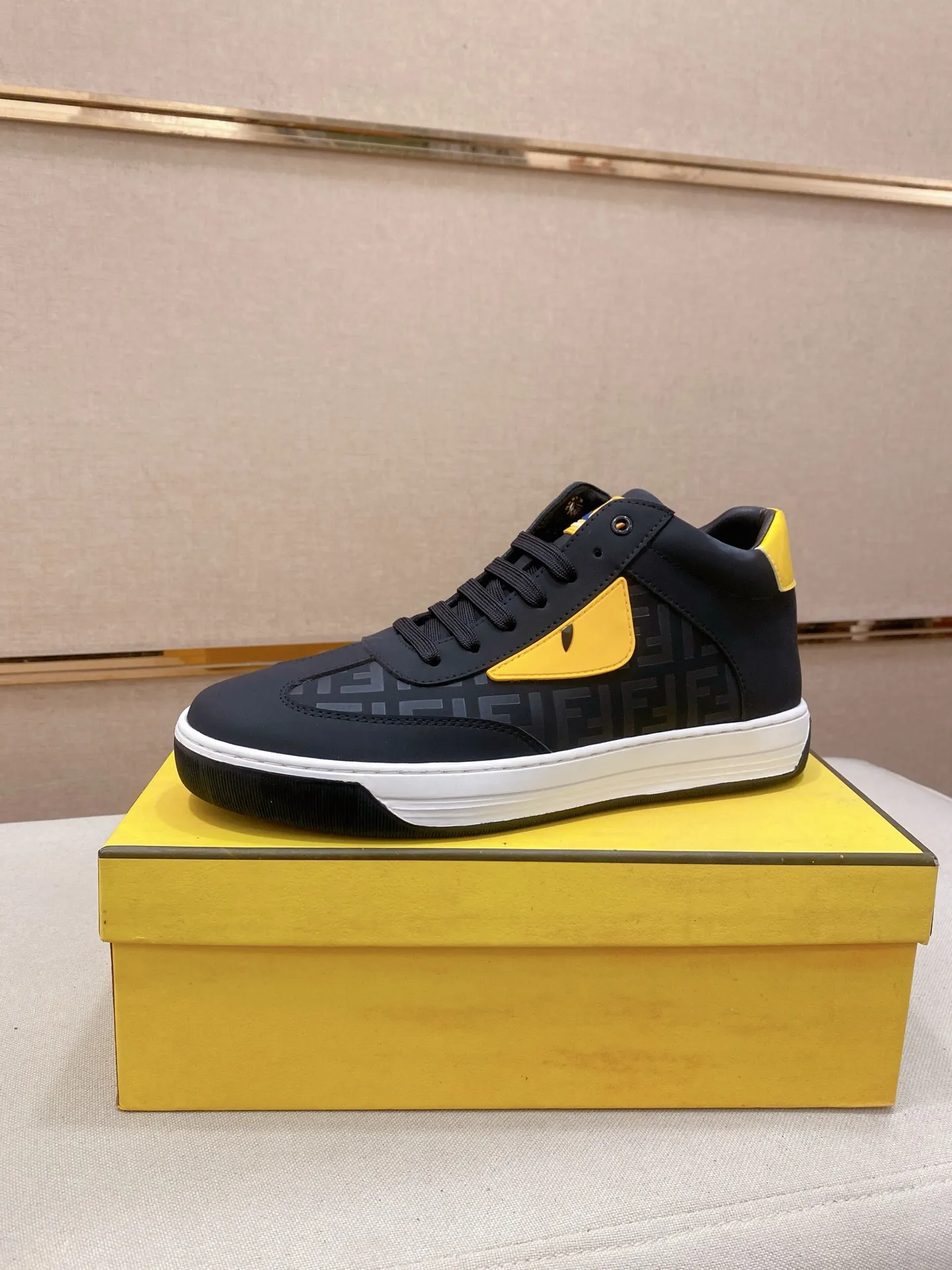 Factory price: 420💰[Fendi] Fendi’s latest men’s casual shoes! Available at counters simultaneously! A one-to-one replica of the original. All imported official website one-to-one cowhide fabric. The interior is made of top-grade sheepskin, and the original factory-supplied rubber outsole is used. Leading new fashion concepts. Matching code: 38-44. (can be customized for 45 non-refundable)